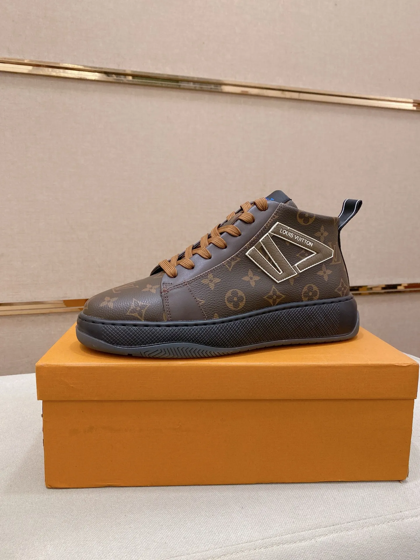 Factory price: 442💰🎉🎉LV~Louis Vuitton trendy men's shoes, new shipments, latest matching, same style as the official website, super high quality, hot selling in season [strong][strong][strong]Selected first-layer cowhide, comfortable sheepskin lining, original last, comfortable on the feet, wear-resistant rubber outsole, size: 38-44.